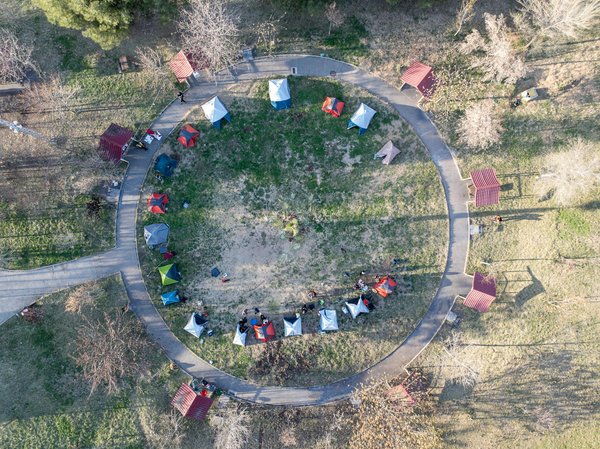 Quelles sont les astuces pour garder les aliments au frais en camping sans glacière?